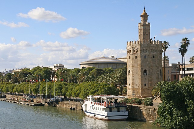 スペイン観光：セビリアの川沿いに立つ 黄金の塔