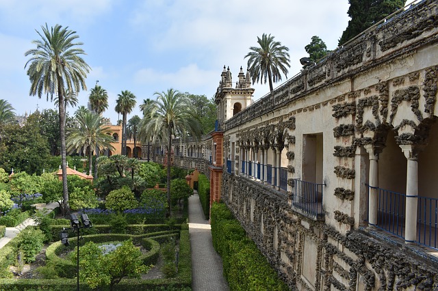 幾何学的に整備されたお庭が美しいアルカサル デ セビリア
