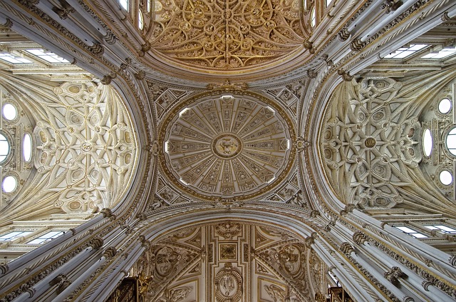 スペイン コルドバ　メスキータ 中央礼拝堂 天井の明り取り窓が美しい