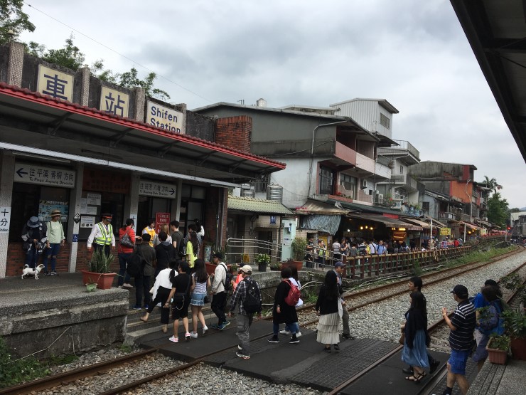 台湾 十分駅、商店街（十分老街）すれすれに電車が走る