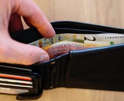 お財布に入れるお札の向き・順番で金運がアップ!?「貯まる財布」のルール