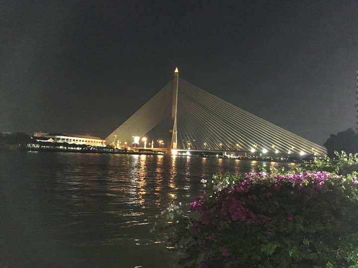タイ バンコク カオサン通り周辺 チャオプラヤー川に掛かる橋