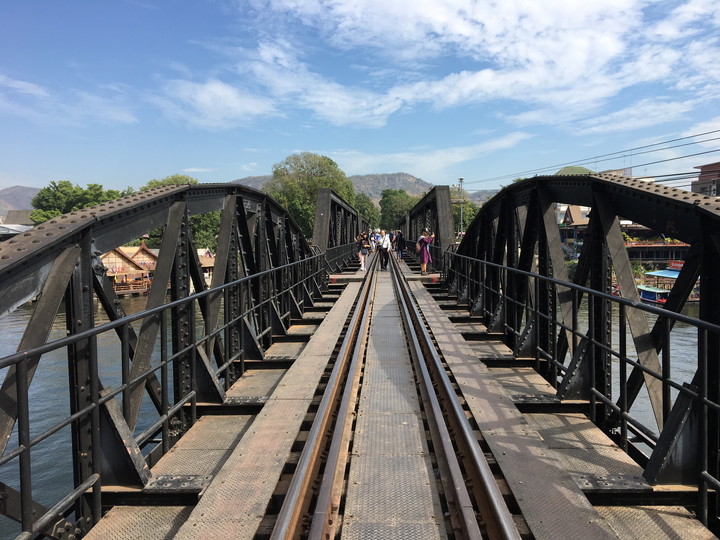 カンチャナブリ 「戦場にかける橋」クウェー川鉄橋を歩く
