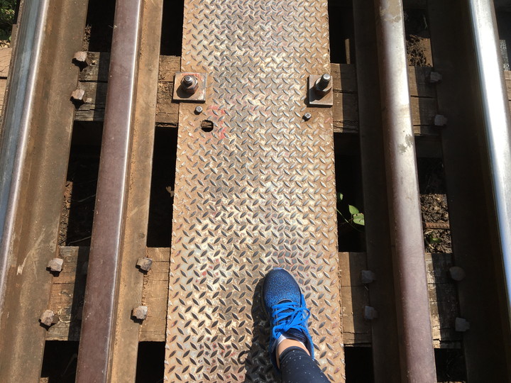カンチャナブリ 泰麺鉄道 アルヒル桟道橋を歩いて渡る