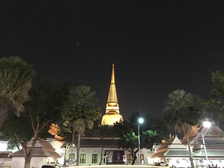 タイ バンコク カオサン通り周辺　ワット・ボウォーンニウェート