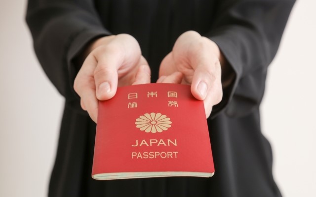 パスポートのオンライン申請が可能に。スマホ申請もOK、マイナンバーカード利用で。申請費用・申請方法は？