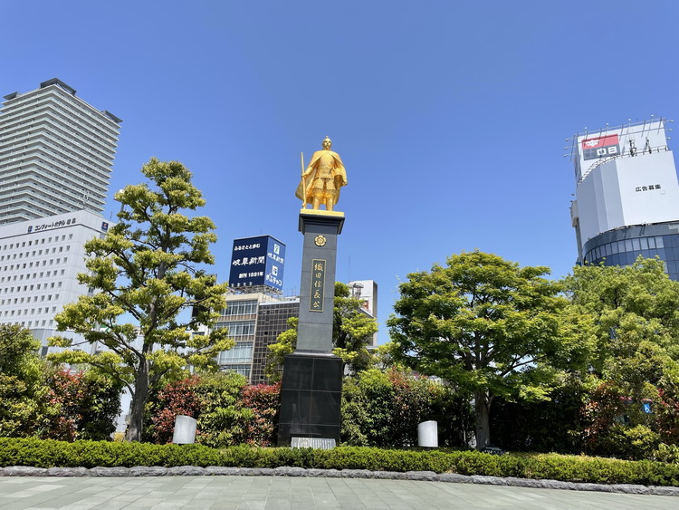 黄金の信長像：岐阜市観光